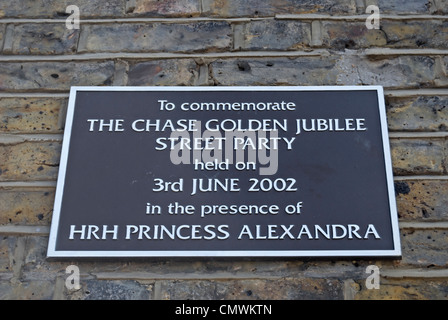 Gedenktafel für ein Straßenfest statt, im Jahr 2002 anlässlich des Thronjubiläums von Königin Elisabeth II, Clapham, London, england Stockfoto