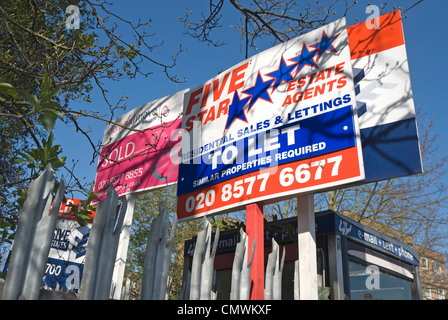 Cluster von Immobilienmaklern Boards in Hounslow, Middlesex, england Stockfoto