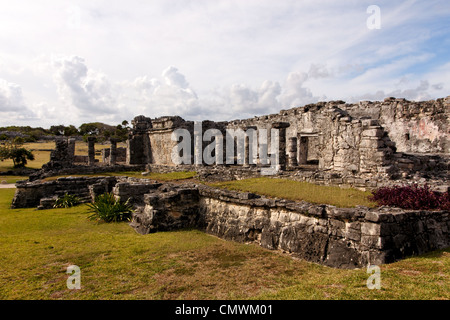 Bröckelt bleibt eine große Maya Gebäude an der archäologischen Zone von Tulum, Quintana Roo, Mexiko. Stockfoto