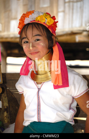 Junge lange Hals Karen Bergvolk Mädchen im Taton Dorf Chiang Mai Nordthailand am 12.08.2009 Stockfoto