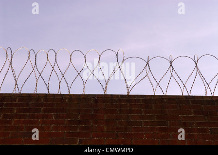 Mauer und Stacheldraht Schutz der Einwanderung und Abschiebungszentrum bei Haslar, Gosport, Hampshire, UK. Stockfoto