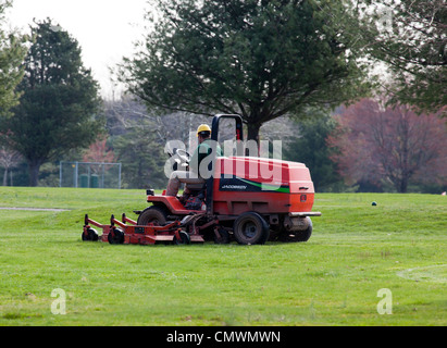 Grünen Keeper Fairway Mähen auf einem Golfplatz. Stockfoto