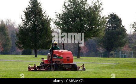 Grünen Keeper Fairway Mähen auf einem Golfplatz. Stockfoto