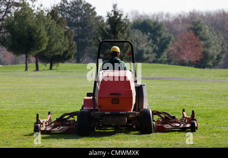 Grünen Keeper Fairway Mähen auf einem Golfplatz. Stockfoto