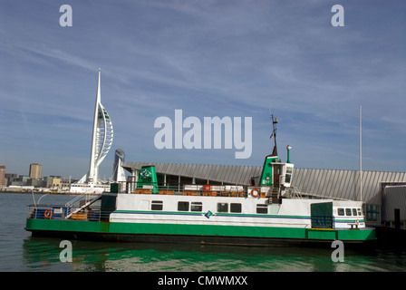 Gosport Fähre Anlegestelle mit Spinaker Turm droht sich über Portsmouth Skyline hinter Gosport, Hampshire, UK. Stockfoto