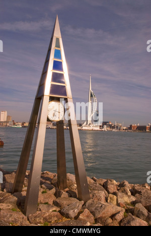 Maritime Uhr (Gosport) mit der 170m hohe Spinaker Turm im Hintergrund (Portsmouth), Gosport, Hampshire, UK. Stockfoto