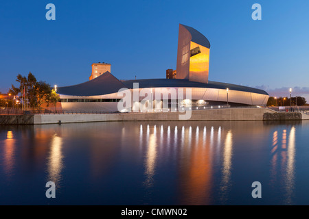 Die untergehende Sonne spiegelt sich auf dem Imperial War Museum North, Salford Quays, England Stockfoto