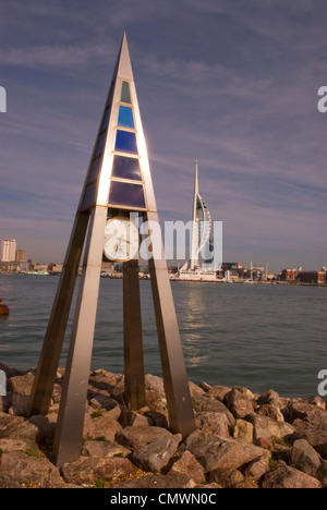 Maritime Uhr (Gosport) mit der 170m hohe Spinaker Turm im Hintergrund (Portsmouth), Gosport, Hampshire, UK. Stockfoto