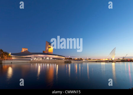 Die untergehende Sonne spiegelt sich auf dem Imperial War Museum North, Salford Quays, England Stockfoto