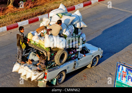 Stark belastete Pickup-Truck, Kalaw, Myanmar Stockfoto