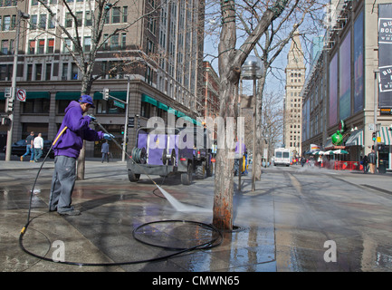 Denver, Colorado - ein Arbeiter reinigt die Fußgängerzone 16th Street Mall. Stockfoto