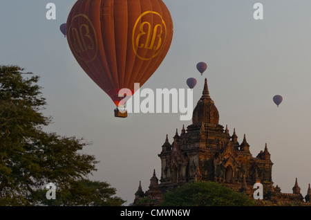 Heißluftballons über Sulamani Pahto, Bagan, Myanmar Stockfoto