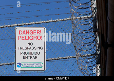 Commerce City, Colorado - warnt ein Schild vor Hausfriedensbruch im Klärwerk in Denver. Stockfoto