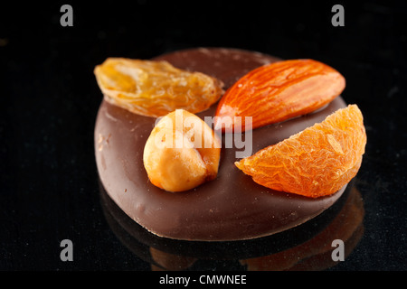 Schokoladenbonbons mit Nüssen Stockfoto