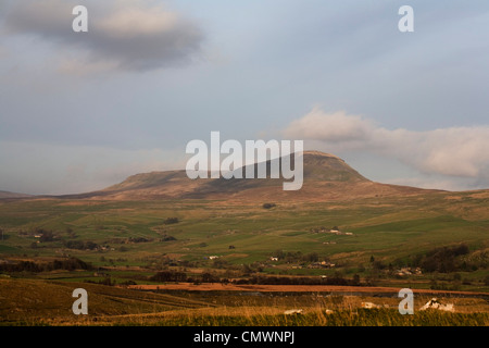 Cloud-streaming über den Gipfel des Pen-y-Gent Ribblesdale North Yorkshire England Stockfoto