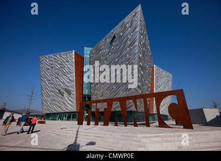 Ein Riese aus Stahl Namensschild markiert den Eingang zum neuen £ 100 Millionen Belfast Titanic Besucherzentrum in Belfast, Nordirland Stockfoto