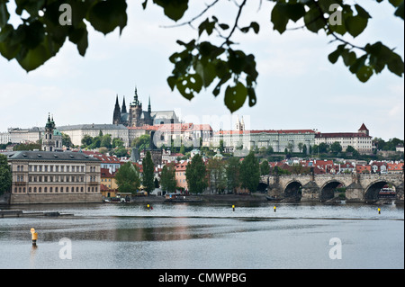 Große Architektur im Hintergrund in der Nähe von der Karlsbrücke entfernt. Stockfoto