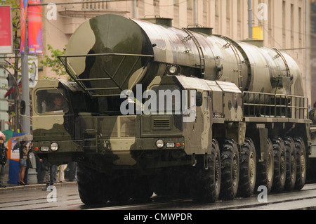 Modernen ballistischen nuklearen Raketen auf Probe der Militärparade in Moskau, Russland Stockfoto