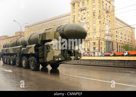 Modernen ballistischen nuklearen Raketen auf Probe der Militärparade in Moskau, Russland Stockfoto