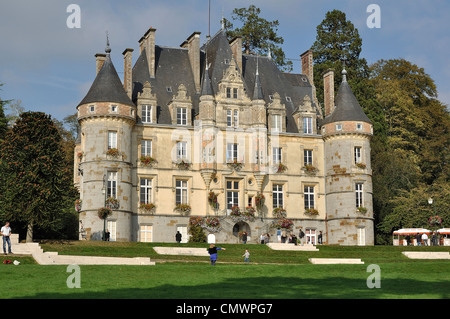 Burg von 'Roche-Bagnoles' oder 'Tessé' Schloss (und auch das Rathaus) in Bagnoles de Frankreichunter (Orne, Normandie, Frankreich). Stockfoto