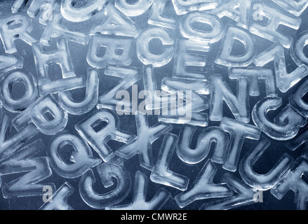 Verschiedene Buchstaben aus echtem Eis hergestellt. Stockfoto
