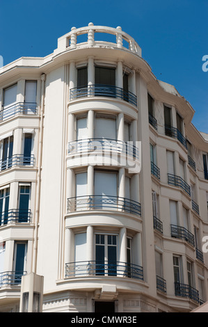 Kreisförmige Balkone an der Ecke eines europäischen Gebäudes. Stockfoto