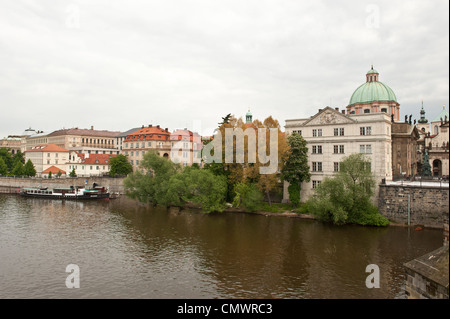 Eine Landschaft aus der Tschechischen Republik entlang des Flusses. Stockfoto