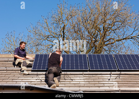 Solar-Panel-Installation auf dem Dach Stockfoto