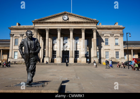 Eine Bronzestatue der ehemalige Premierminister Harold Wilson vor dem Bahnhof Huddersfield Stadtzentrum Stockfoto