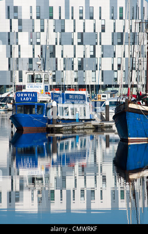 Orwell Lady, Orwell River Cruises, mit Universität Campus Suffolk UCS-Gebäude an der Rückseite, Marina Ipswich, England. Stockfoto