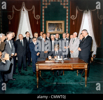 Präsident JOHN f. KENNEDY unterzeichnet die nuklearen Teststopp-Vertrag 7. Oktober 1963. Siehe Beschreibung unten für Namen Stockfoto