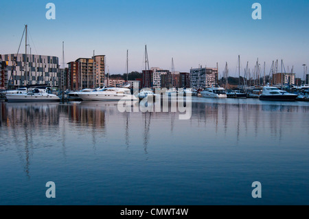 Boote in Ipswich Marina in der Abenddämmerung. Suffolk. England. Stockfoto