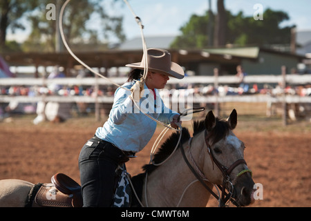 Cowgirl auf Pferd mit Lasso in der Hand während Breakaway roping Wettbewerb. Mt-Granat Rodeo, Mt Granat, Queensland, Australien Stockfoto