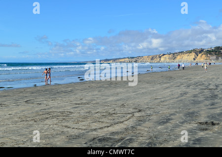 Menschen zu Fuß am Sandstrand entlang der Küste. La Jolla, Kalifornien, USA. Stockfoto