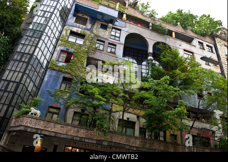 Bäume vor dem Hundertwasser-Haus. Stockfoto