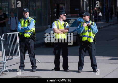 Drei Polizisten im Dienst während der 2012 St. Patricks Day parade in Montreal, Québec, Kanada. Stockfoto