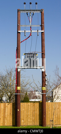 Häusliche Versorgung Transformator auf H-Gestell Stockfoto