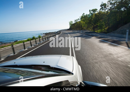 Fahren entlang der malerischen Küste. Captain Cook Highway, Cairns, Queensland, Australien Stockfoto