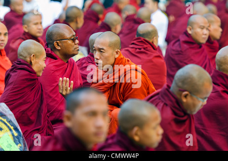 Mönche, die Teilnahme an Morgengebet Service an der Shwedagon, Yangon, Myanmar Stockfoto