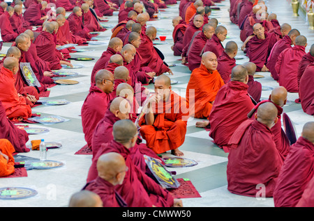 Mönche, die Teilnahme an Morgengebet Service an der Shwedagon, Yangon, Myanmar Stockfoto