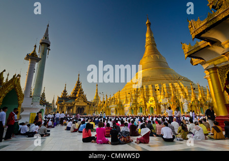 Morgengebet Service an der Shwedagon, Yangon, Myanmar Stockfoto