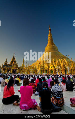 Morgengebet Service an der Shwedagon, Yangon, Myanmar Stockfoto