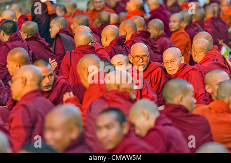 Mönche, die Teilnahme an Morgengebet Service an der Shwedagon, Yangon, Myanmar Stockfoto