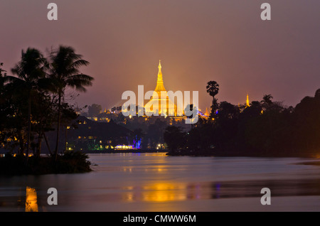 Beleuchtete Shwedagon-Pagode, reflektiert in den Kandawgyi See, Yangon, Myanmar Stockfoto