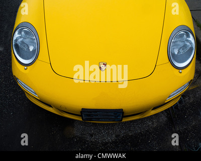 Regentropfen auf Porsche-Motorhaube Stockfoto