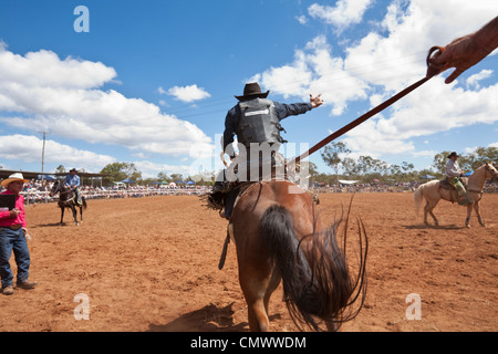 Sattel Bronc Reiter in Aktion bei Mt Granat Rodeo. Mt Granat, Queensland, Australien Stockfoto