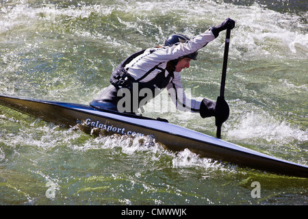 Weibliche Wildwasser Kajak Slalom Racer, Arkansas River, Salida, Colorado, USA Stockfoto