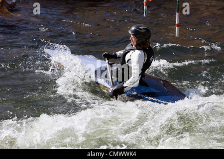 Weibliche Wildwasser Kajak Slalom Racer, Arkansas River, Salida, Colorado, USA Stockfoto