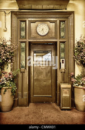 alte Vintage Aufzugstür in der lobby Stockfoto