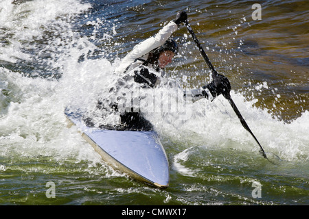 Weibliche Wildwasser Kajak Slalom Racer, Arkansas River, Salida, Colorado, USA Stockfoto